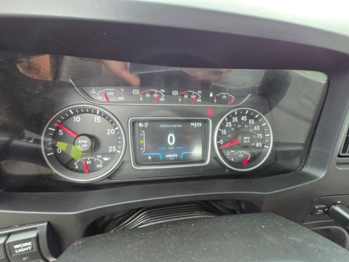 2019 International - image 9