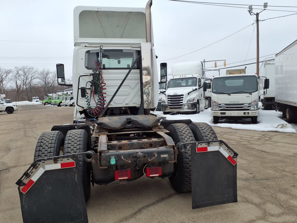 2019 Navistar International LT625 DAYCAB S/A 875401