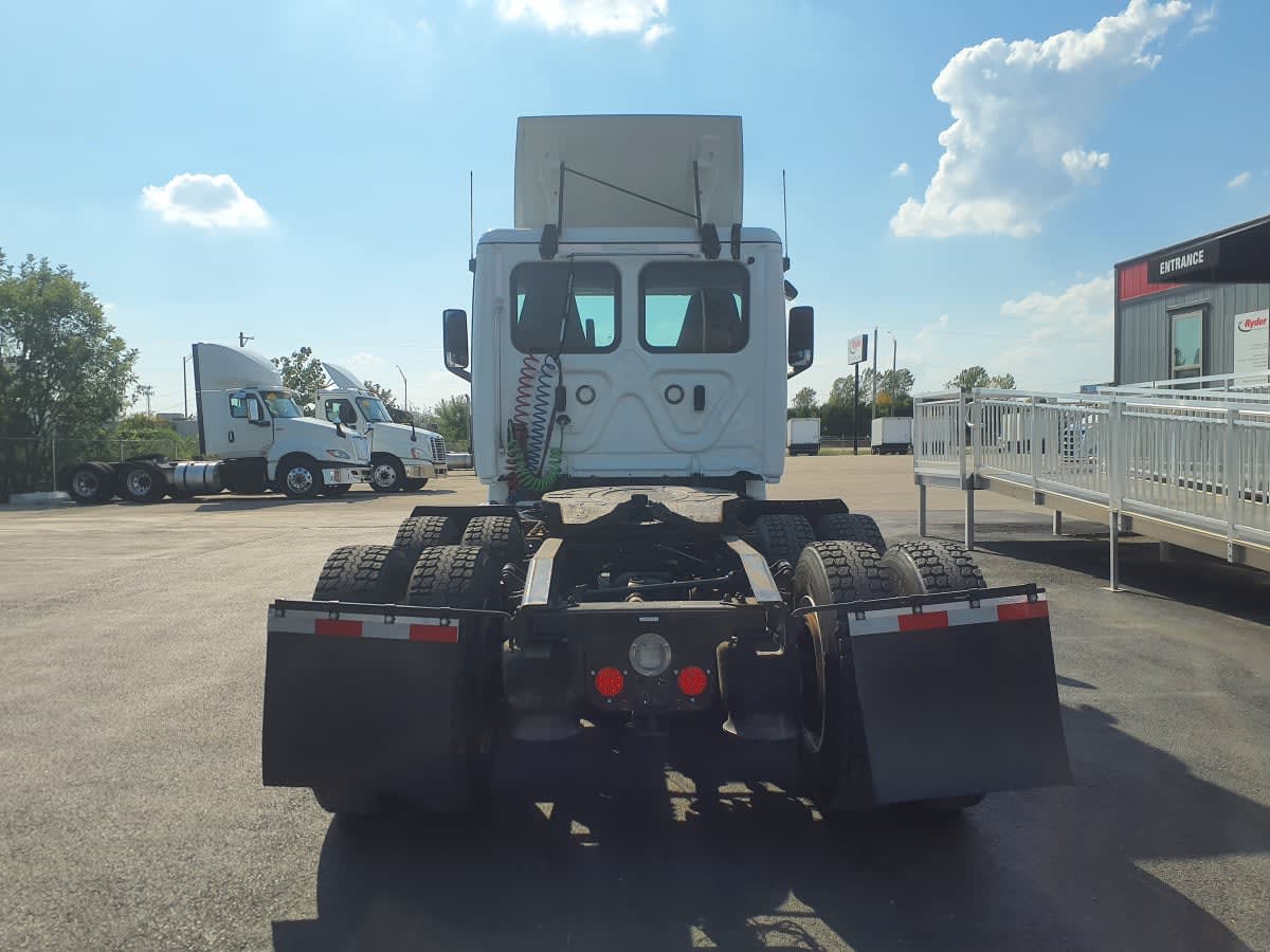 2020 Freightliner Cascadia in Clarksville, IN — photo 5