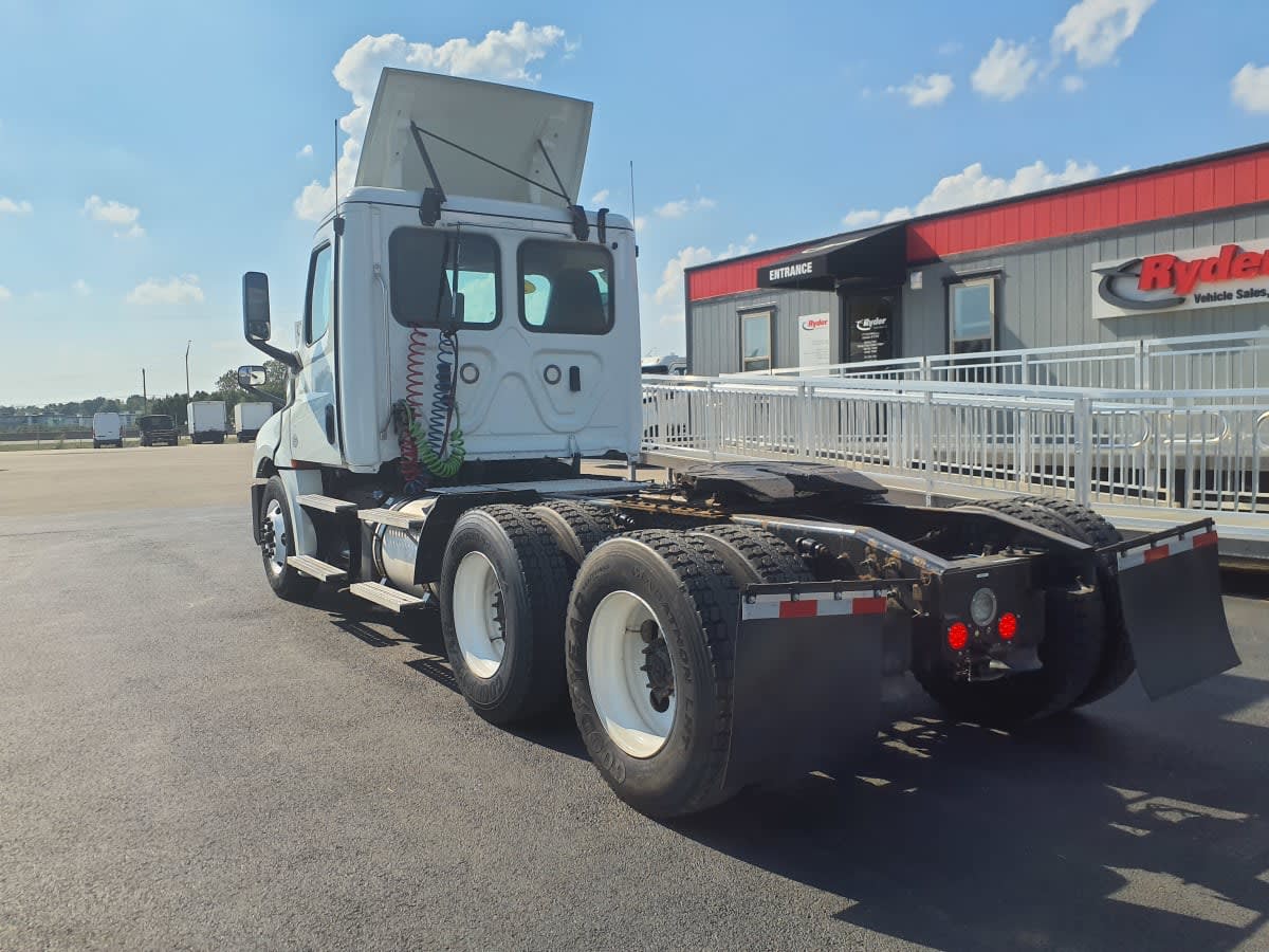 2020 Freightliner Cascadia in Clarksville, IN — photo 6