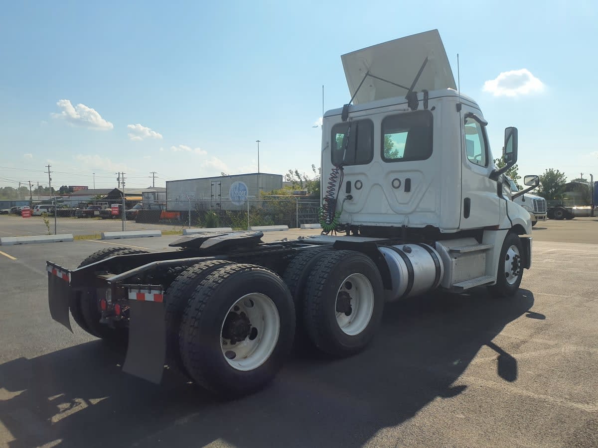 2020 Freightliner Cascadia in Clarksville, IN — photo 4