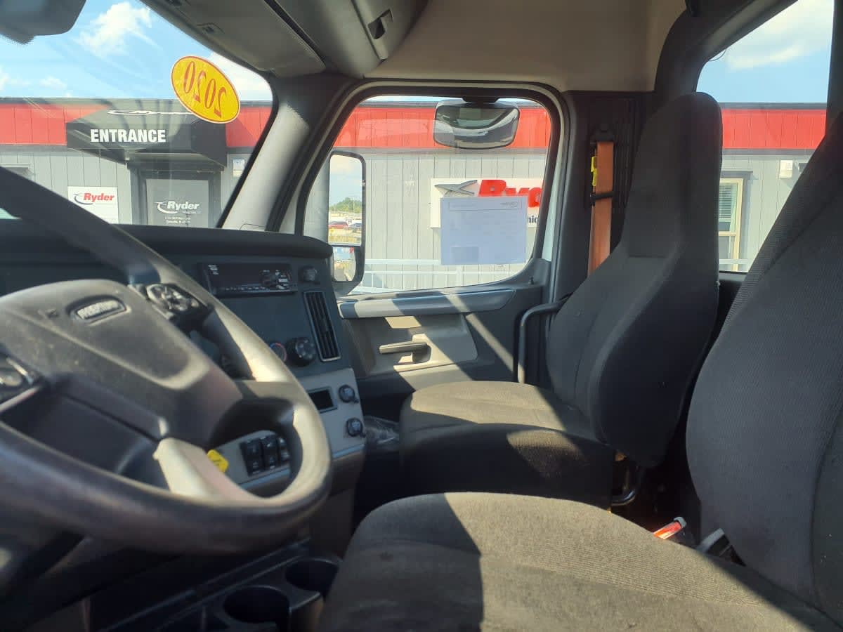 2020 Freightliner Cascadia in Clarksville, IN — photo 7