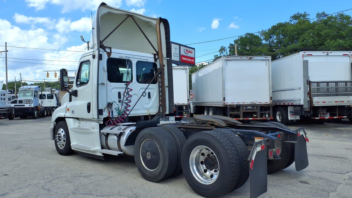 2019 Freightliner Cascadia in Warwick, RI — photo 6