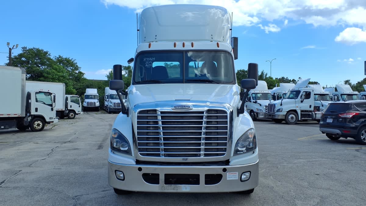 2019 Freightliner Cascadia in Warwick, RI — photo 2