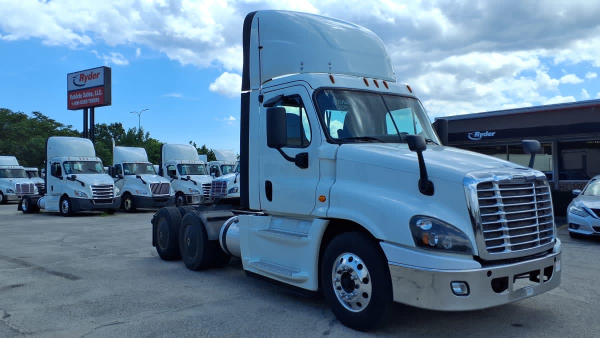 2019 Freightliner Cascadia in Warwick, RI — photo 3