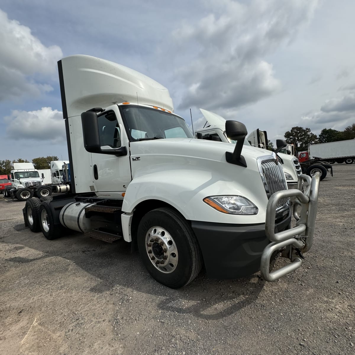 2019 Navistar International LT625 DAYCAB T/A 875712