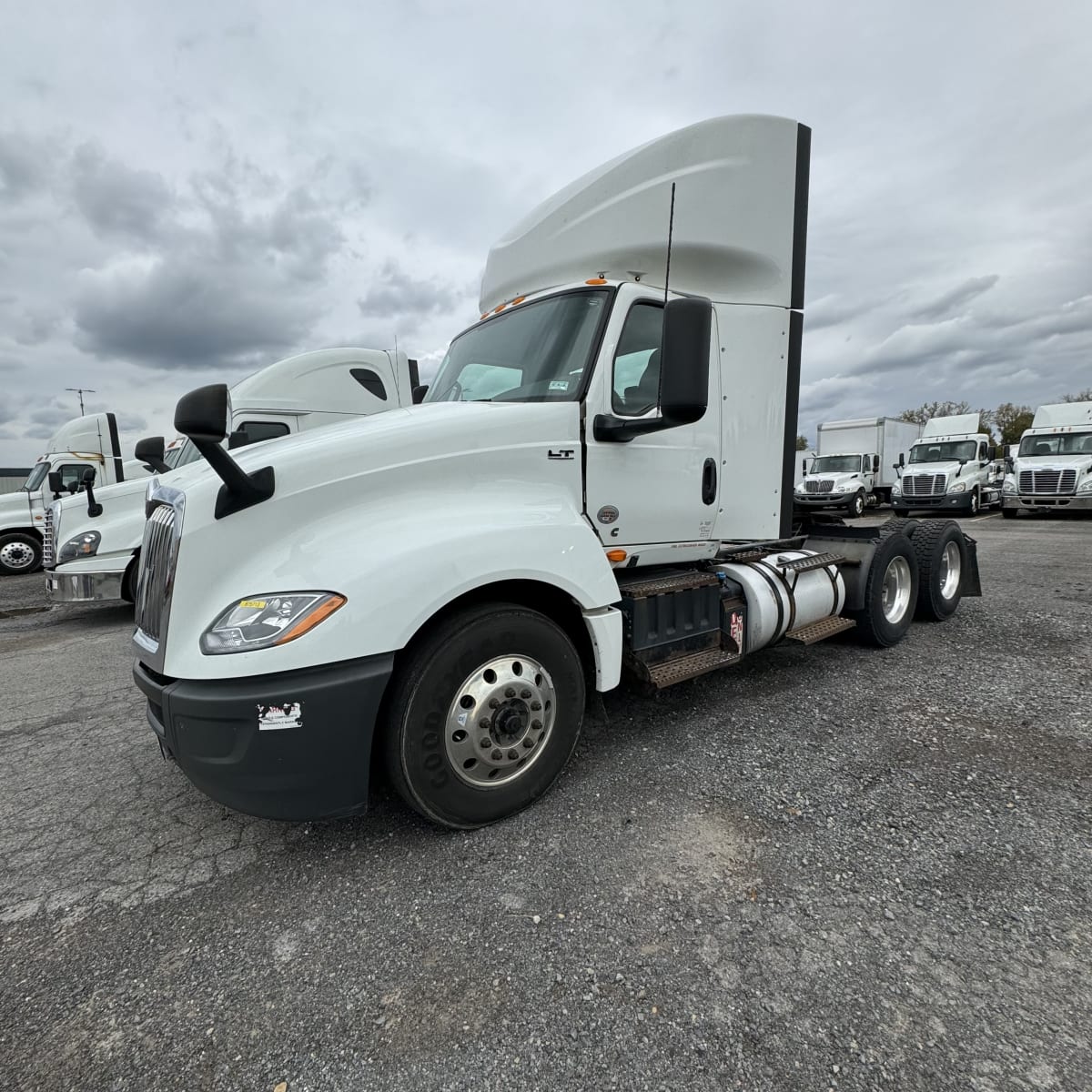 2019 Navistar International LT625 DAYCAB T/A 875713