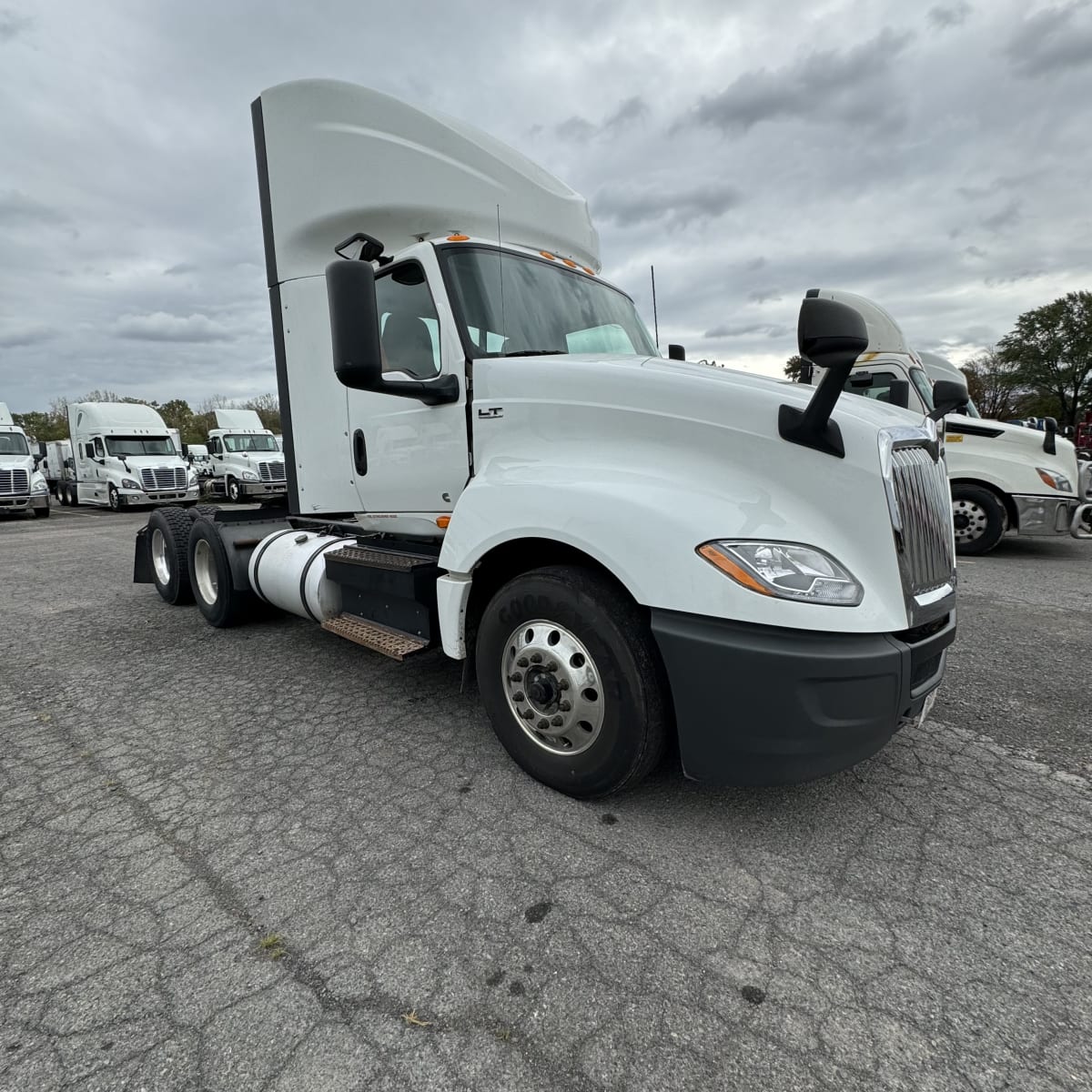 2019 Navistar International LT625 DAYCAB T/A 875713