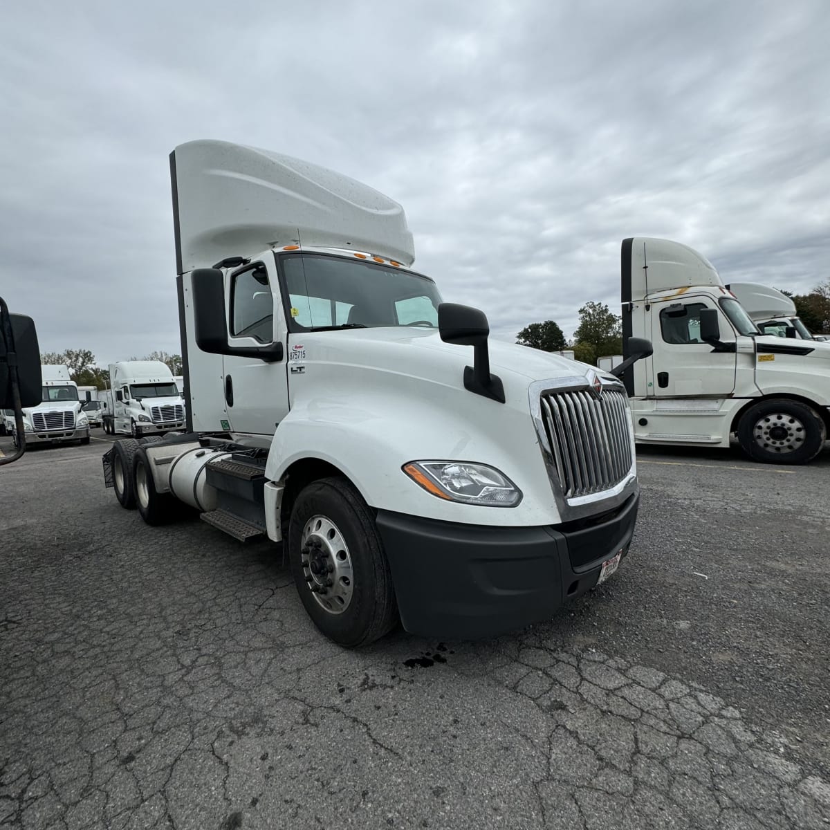 2019 Navistar International LT625 DAYCAB T/A 875715