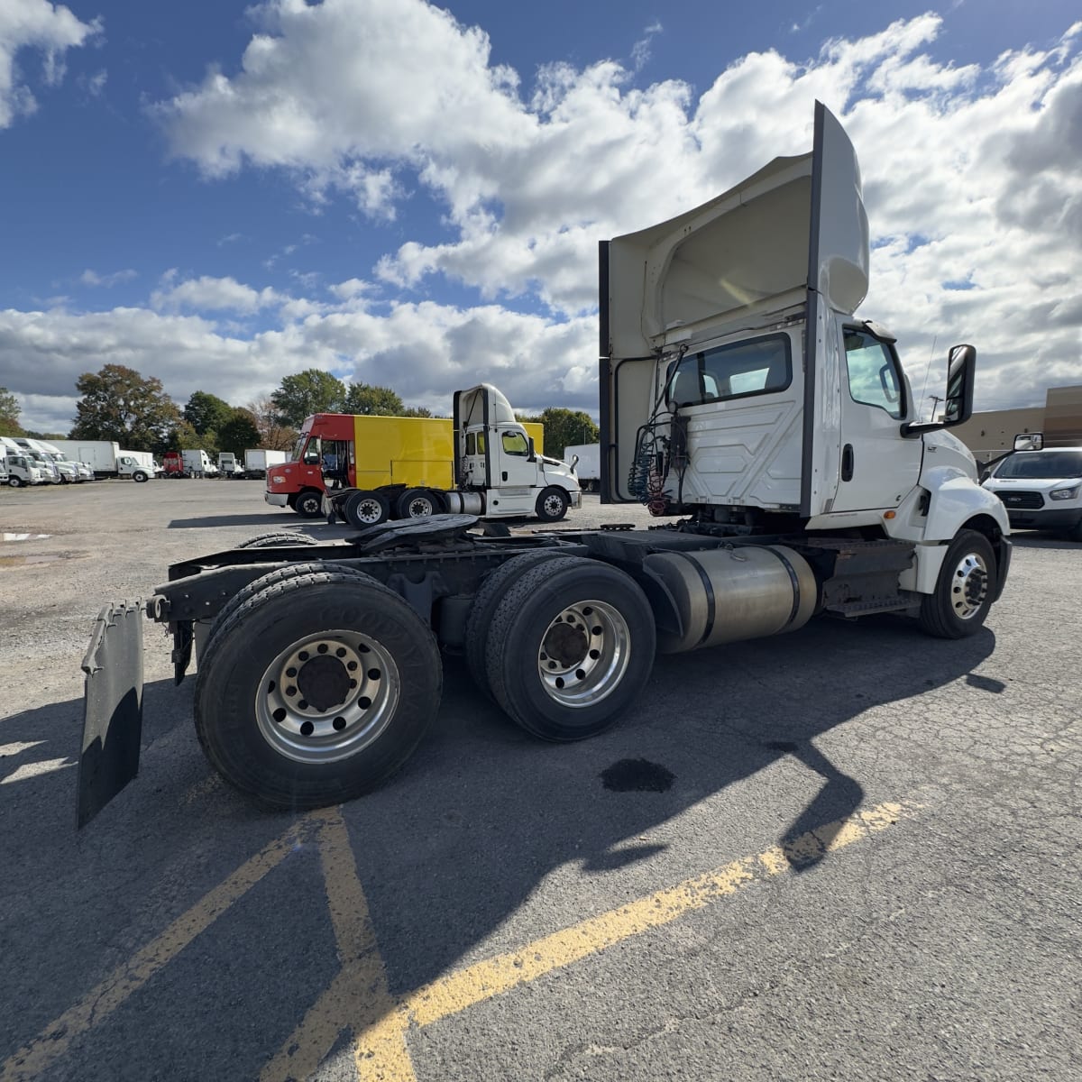 2019 Navistar International LT625 DAYCAB T/A 875716