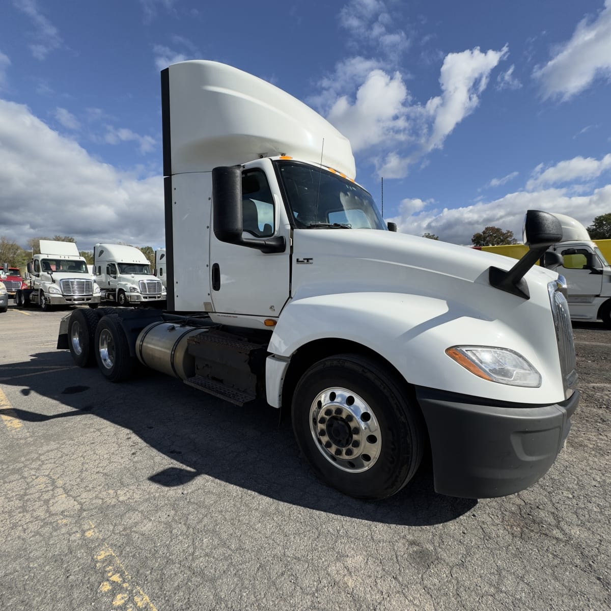 2019 Navistar International LT625 DAYCAB T/A 875716