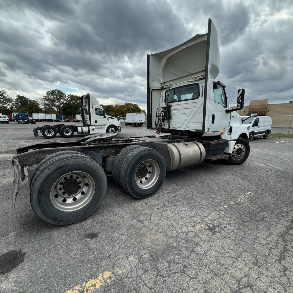 2019 Navistar International LT625 DAYCAB T/A 875718