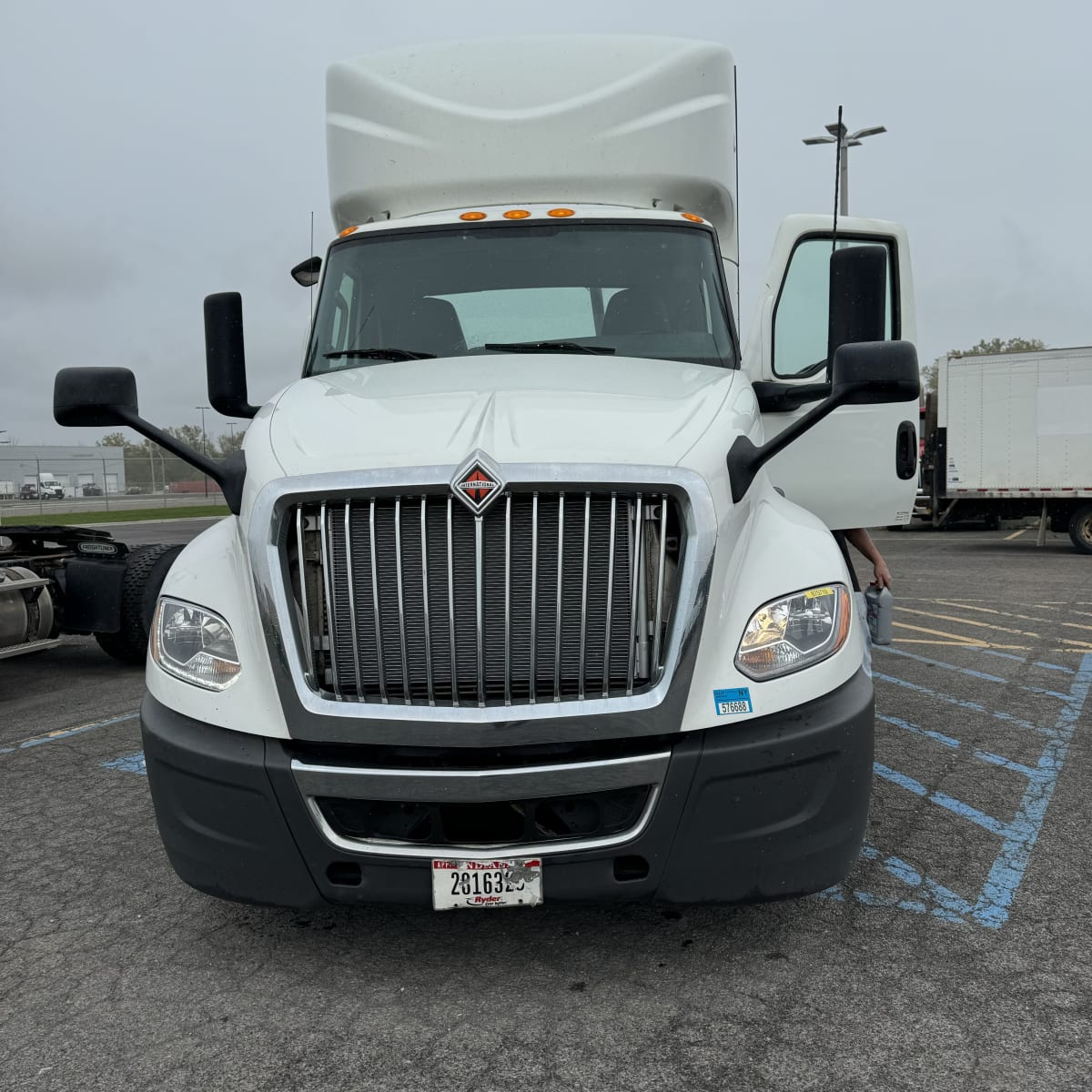 2019 Navistar International LT625 DAYCAB T/A 875719