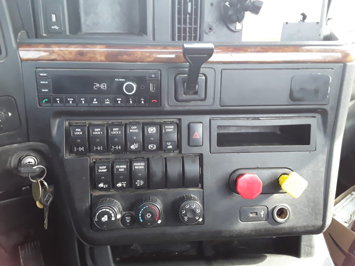 2019 Navistar International LT625 DAYCAB T/A 875789