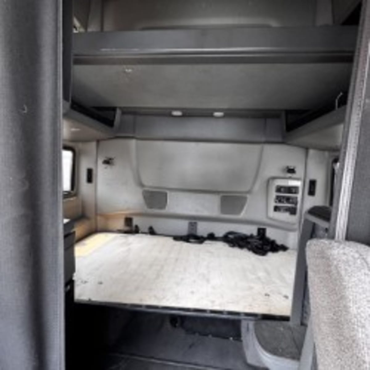 2019 International - image 8