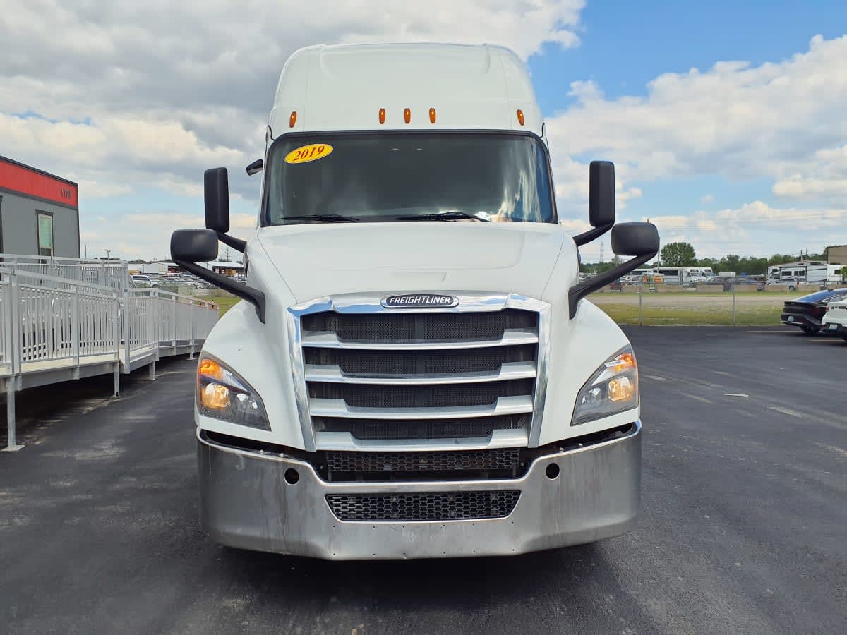 2019 Freightliner Cascadia in Clarksville, IN — photo 2