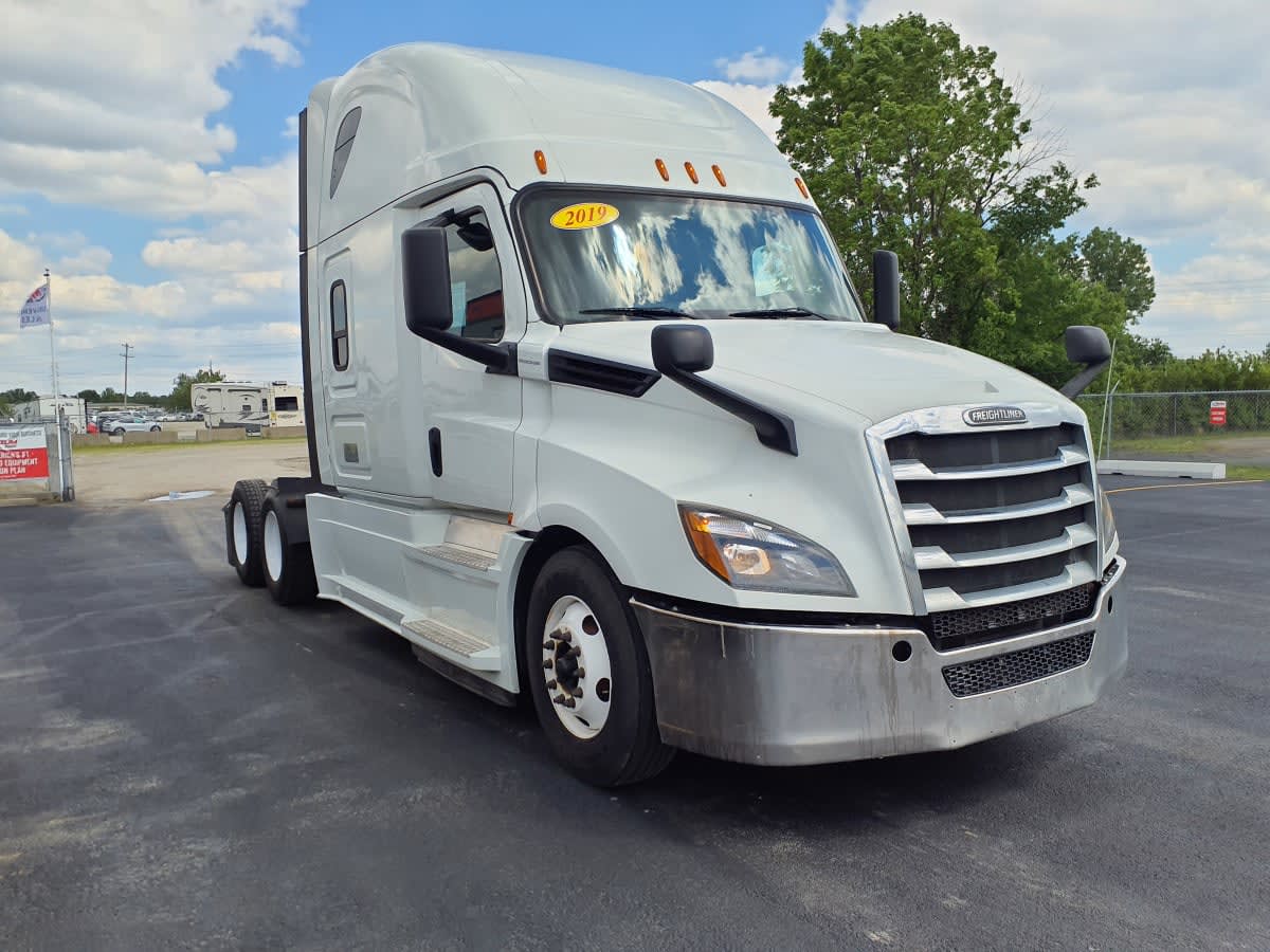 2019 Freightliner Cascadia in Clarksville, IN — photo 3