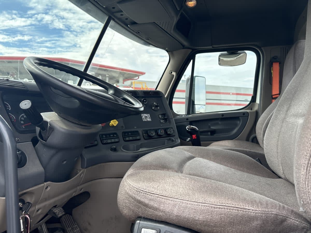 2020 Freightliner Cascadia in Taylor, MI — photo 7