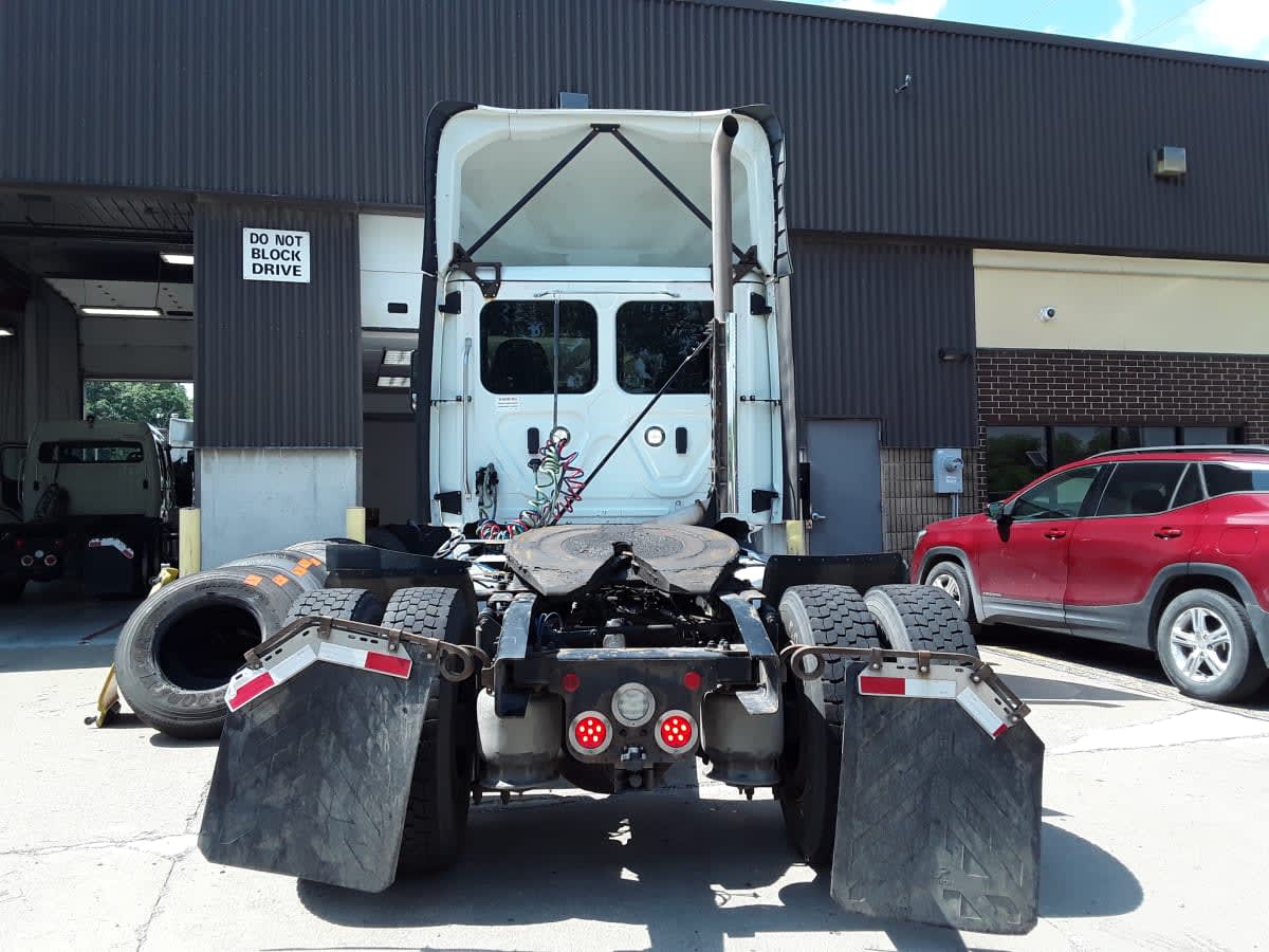 2020 Freightliner Cascadia in Kansas City, MO — photo 5