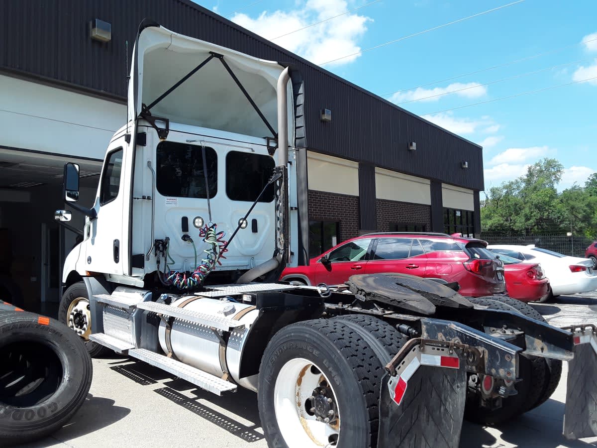2020 Freightliner Cascadia in Kansas City, MO — photo 6