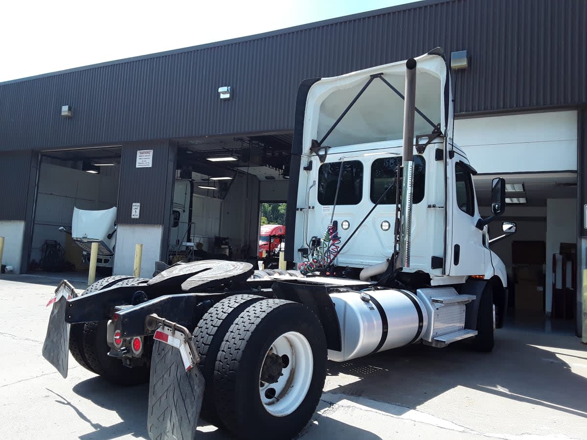 2020 Freightliner Cascadia in Kansas City, MO — photo 4