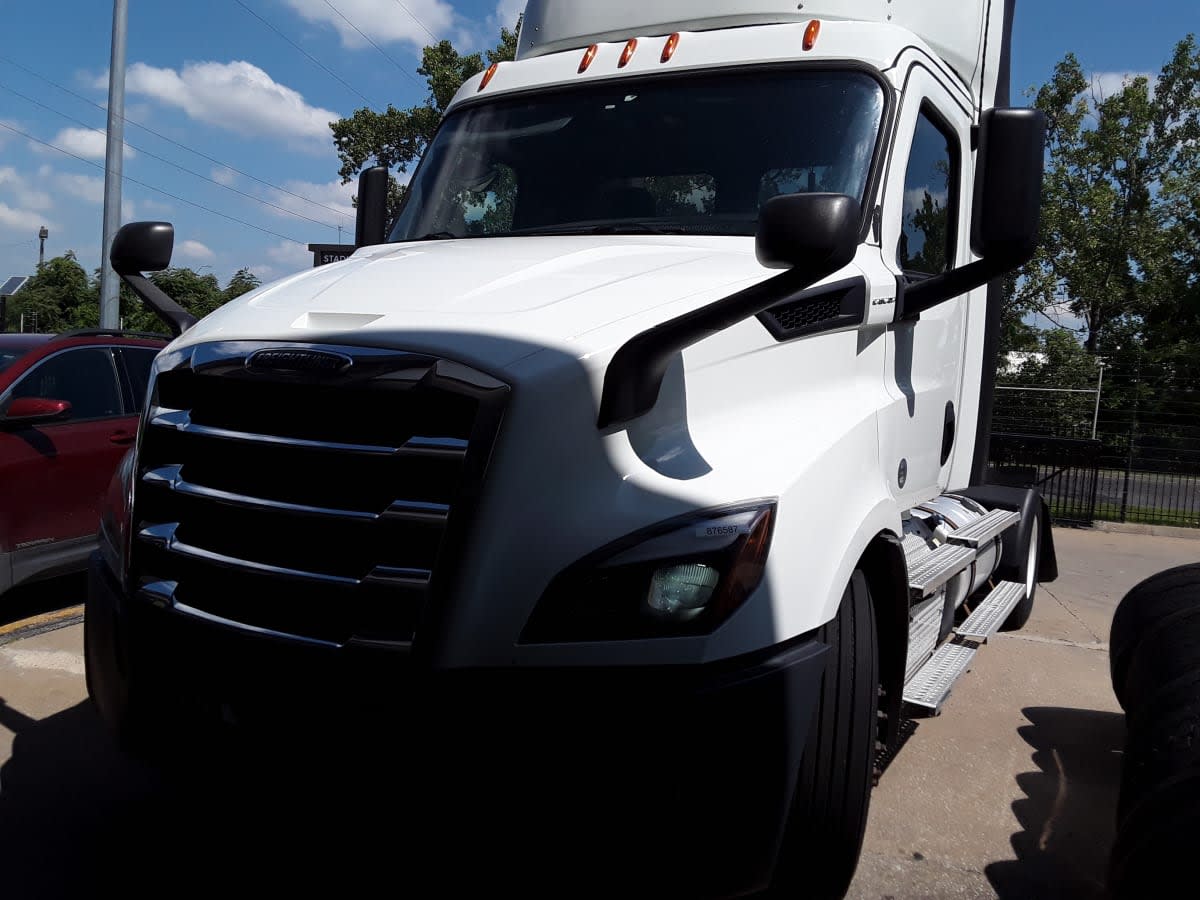 2020 Freightliner Cascadia in Kansas City, MO — photo 2