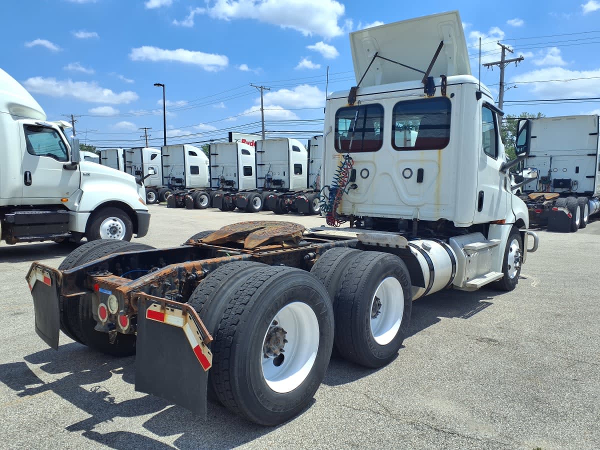 2019 Freightliner Cascadia in Cleveland, OH — photo 4