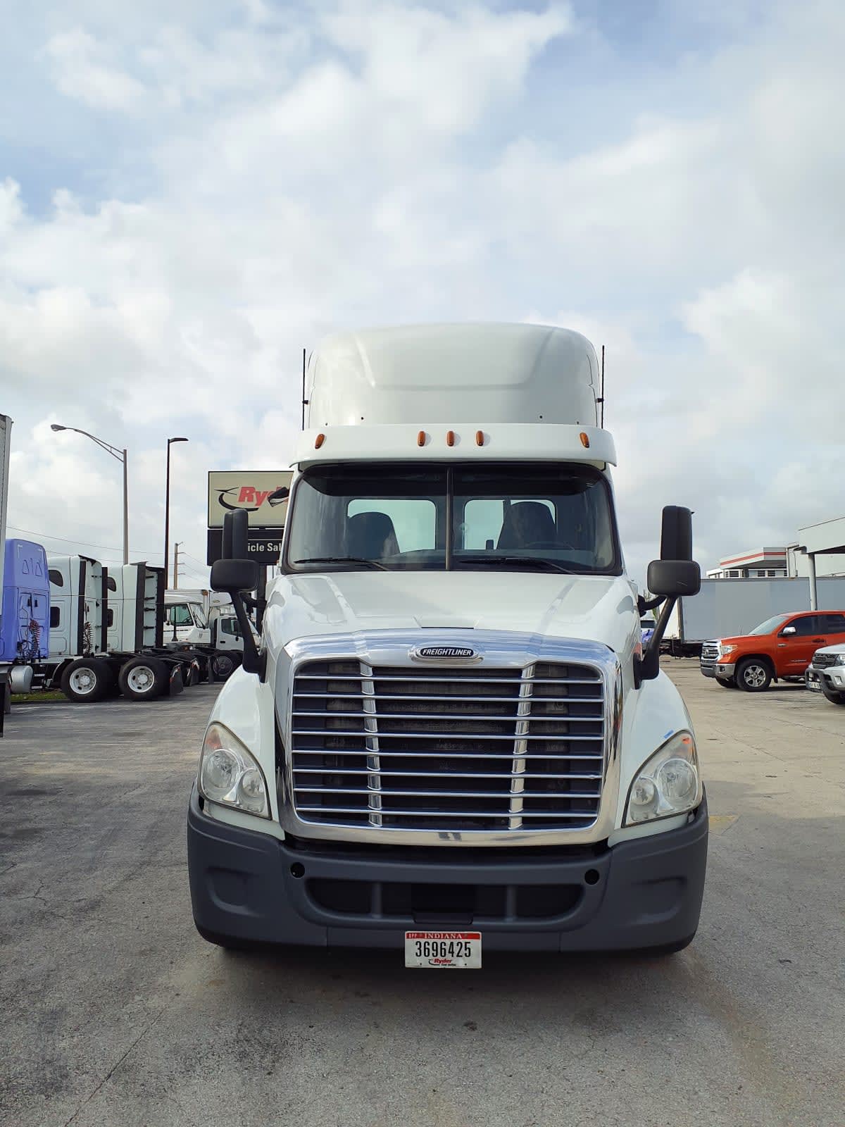 2019 Freightliner Cascadia in Miami, FL — photo 2