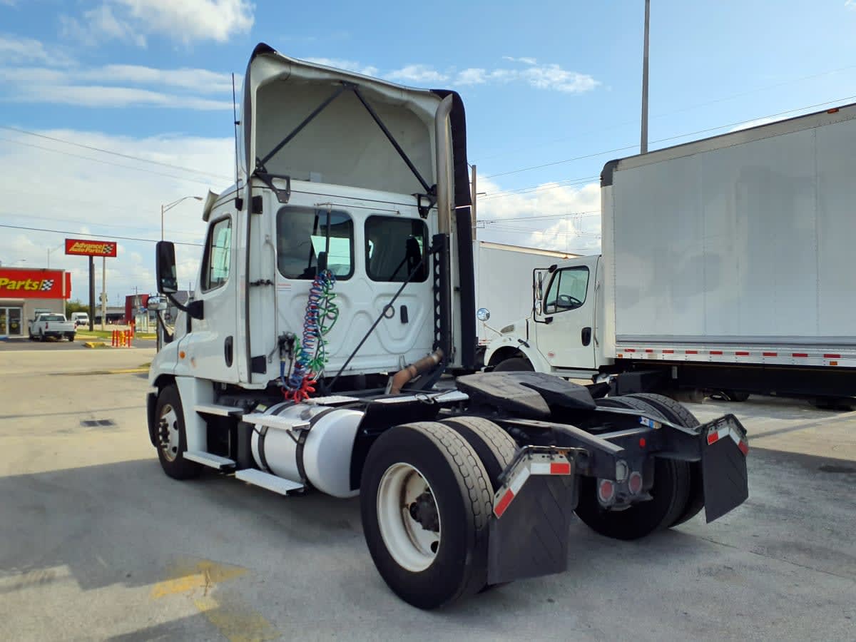 2019 Freightliner Cascadia in Miami, FL — photo 6