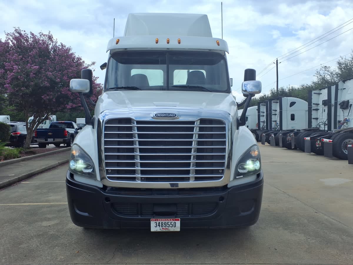 2019 Freightliner Cascadia in Houston, TX — photo 2