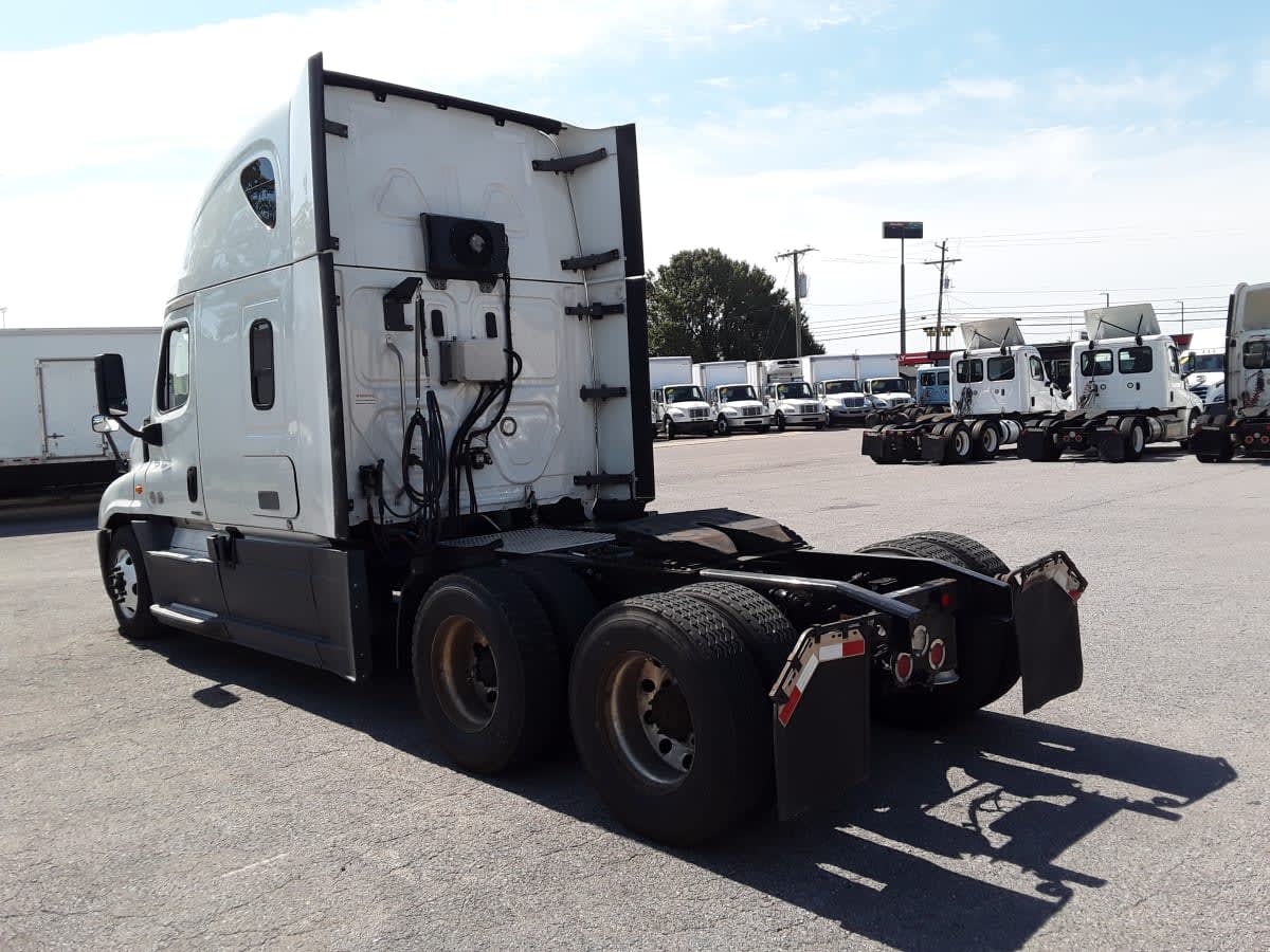 2020 Freightliner Cascadia in La Vergne, TN — photo 6