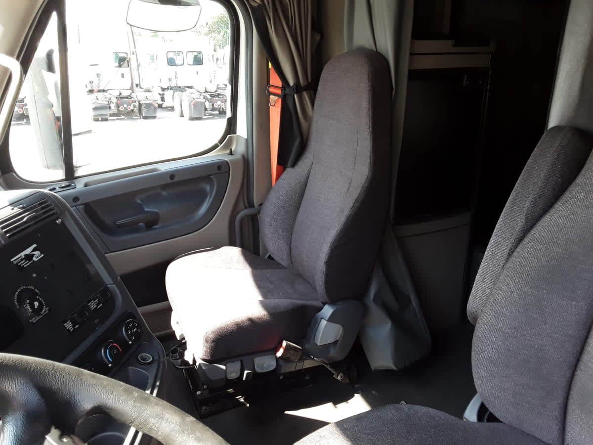 2020 Freightliner Cascadia in La Vergne, TN — photo 7
