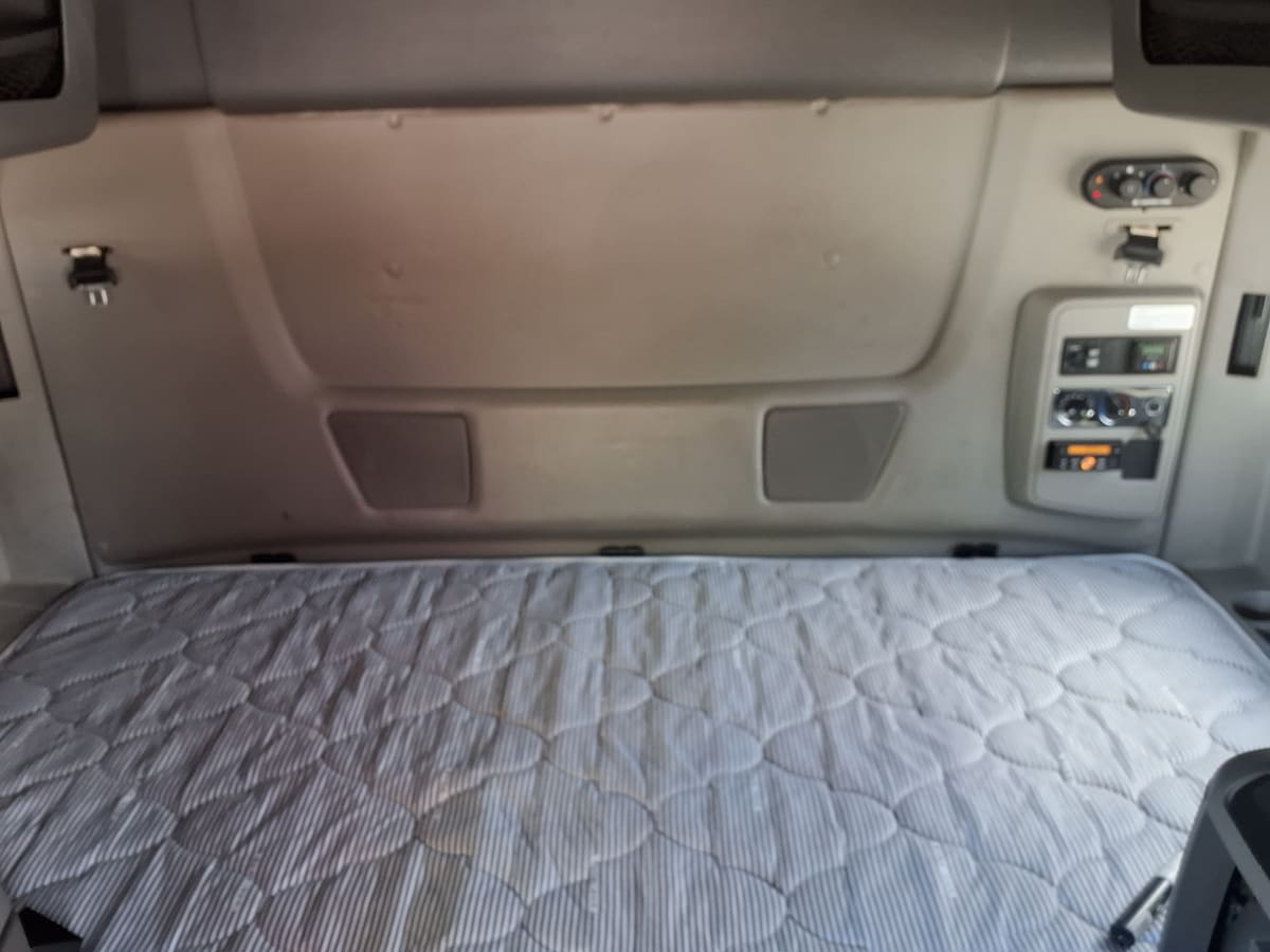 2019 International - image 8