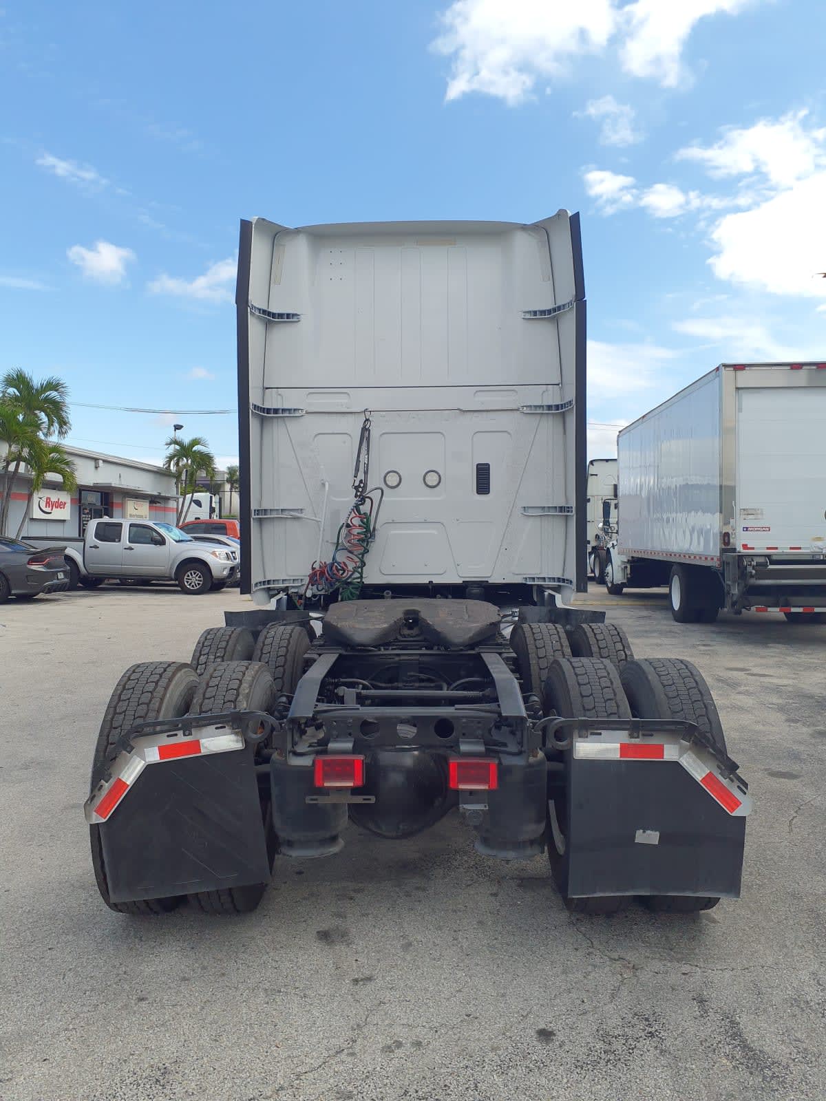 2019 International - image 5