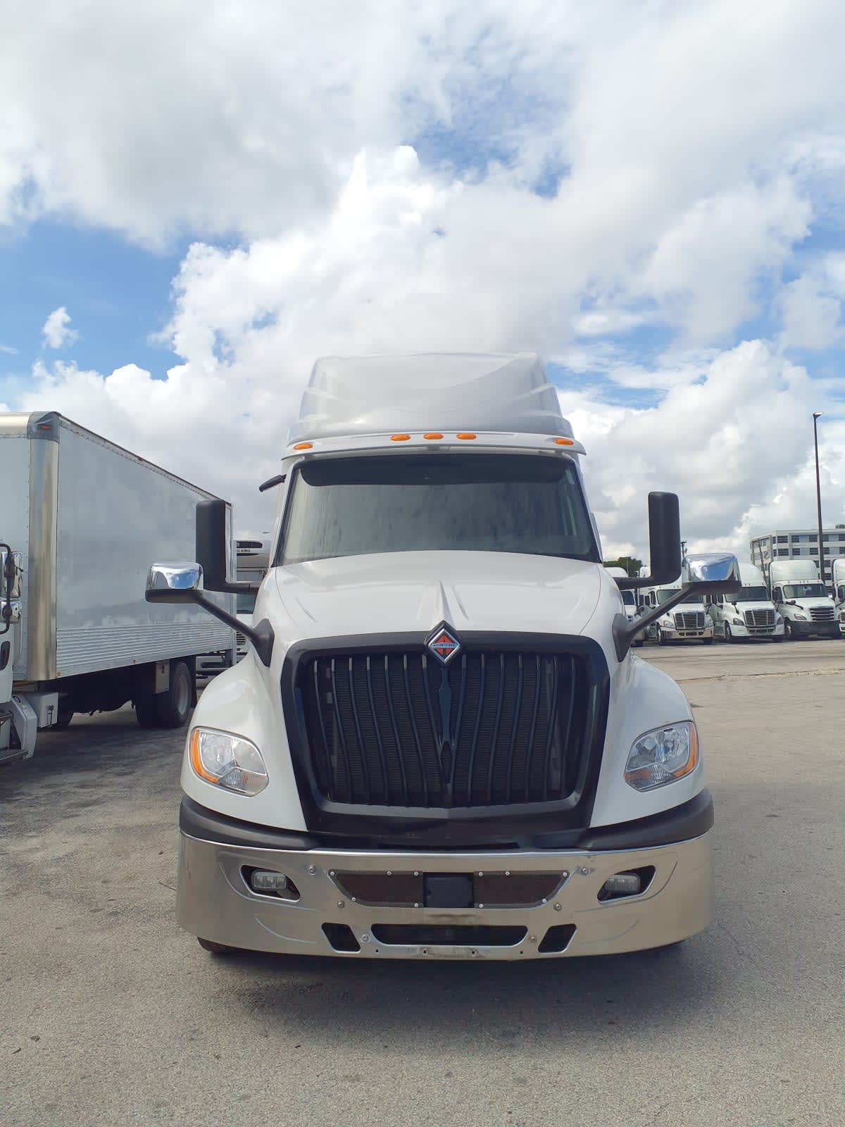 2019 International - image 2