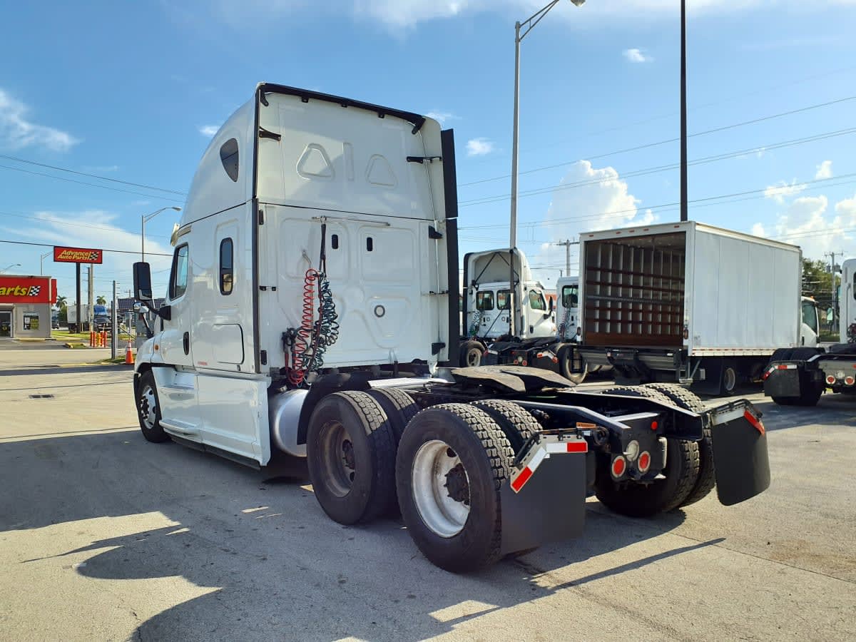 2019 Freightliner Cascadia in Miami, FL — photo 6