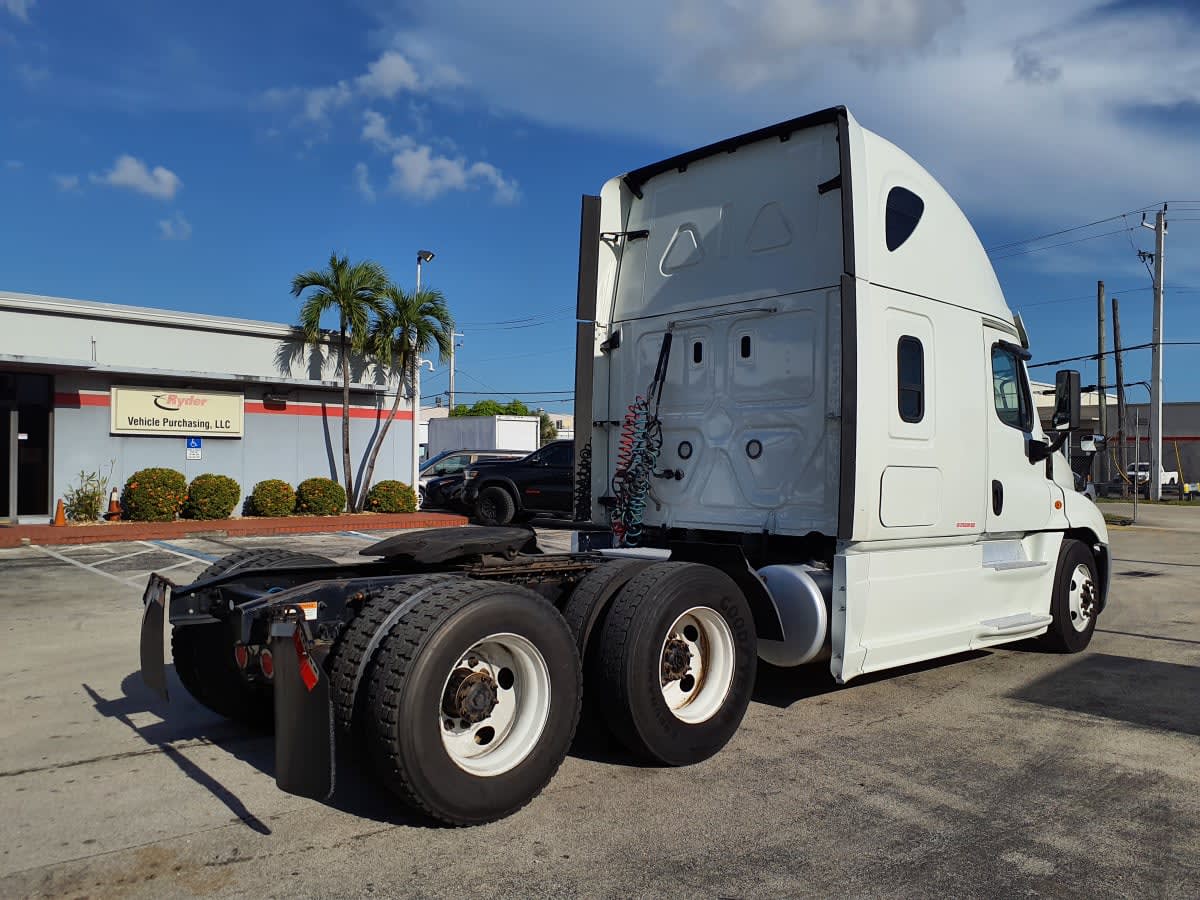 2019 Freightliner Cascadia in Miami, FL — photo 4