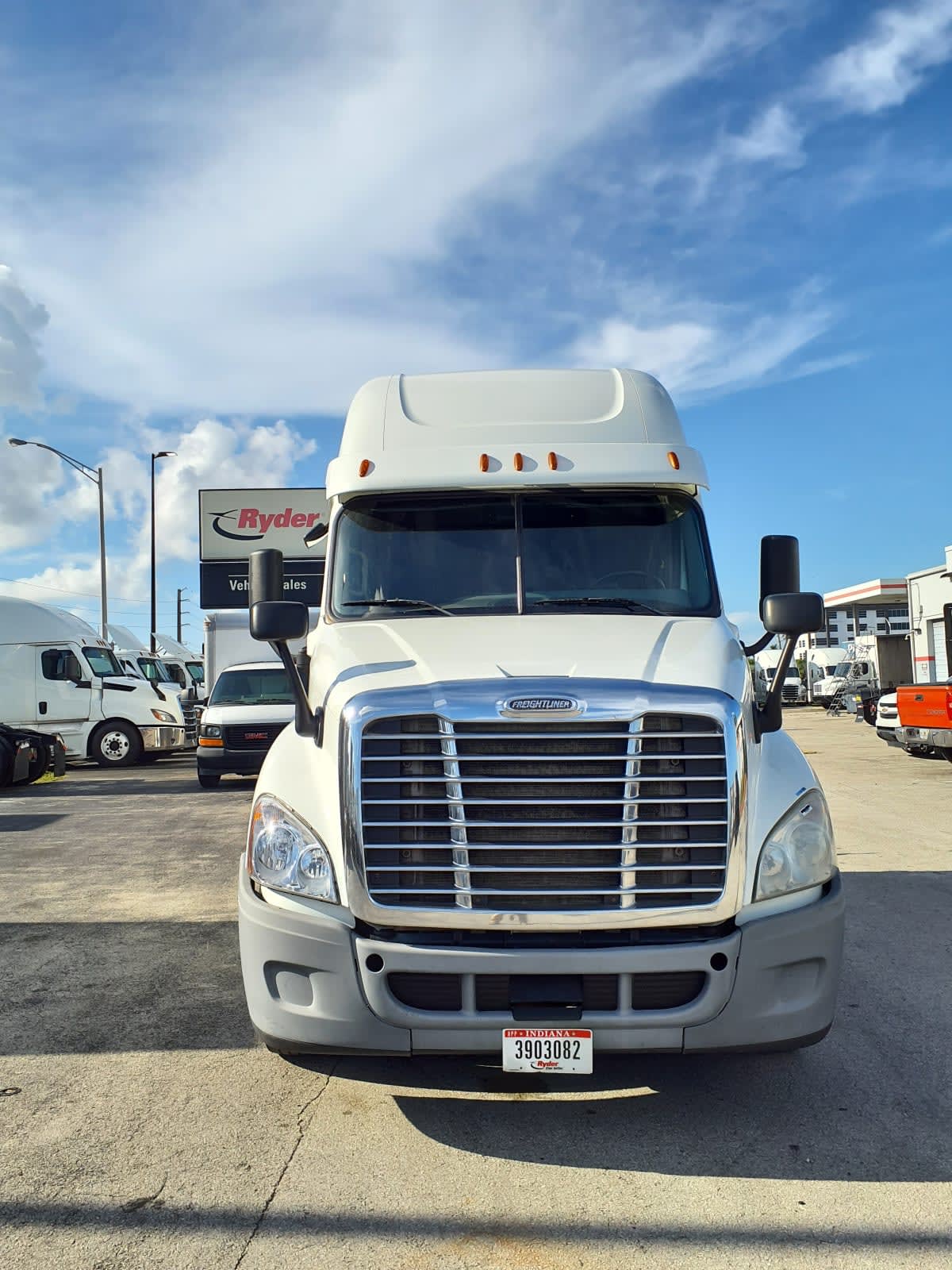 2019 Freightliner Cascadia in Miami, FL — photo 2