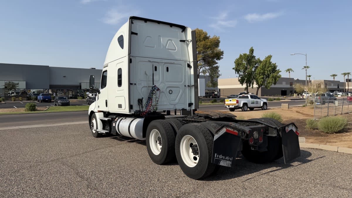 2020 Freightliner Cascadia in Phoenix, AZ — photo 6
