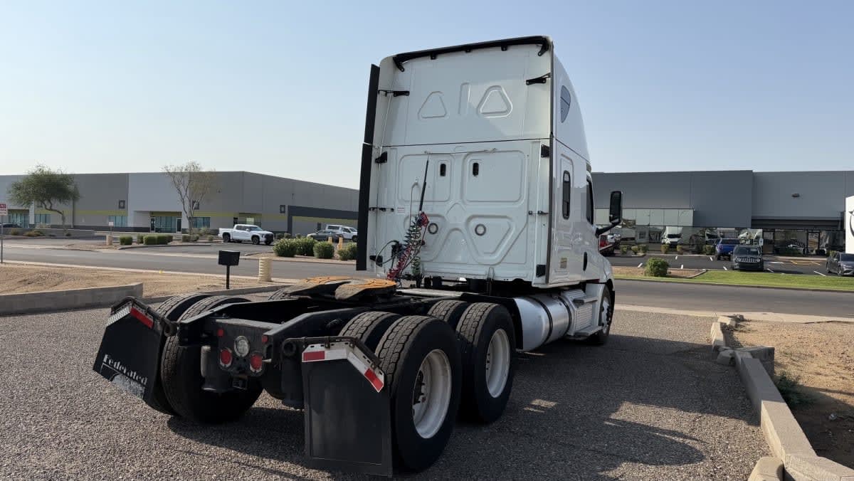 2020 Freightliner Cascadia in Phoenix, AZ — photo 4