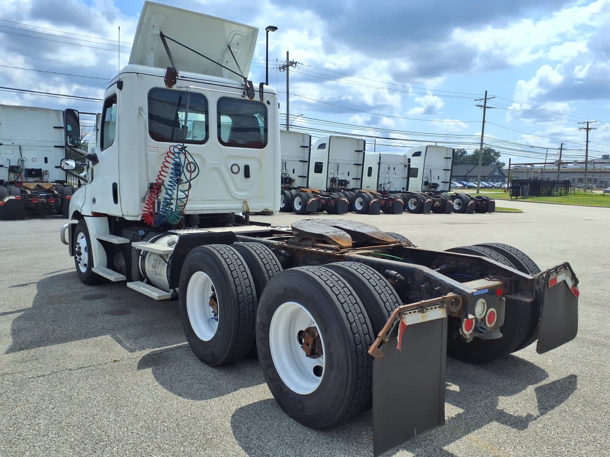 2019 Freightliner Cascadia in Cleveland, OH — photo 6