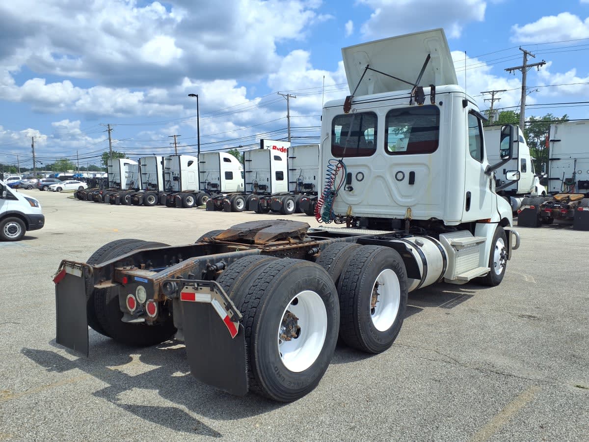 2019 Freightliner Cascadia in Cleveland, OH — photo 4