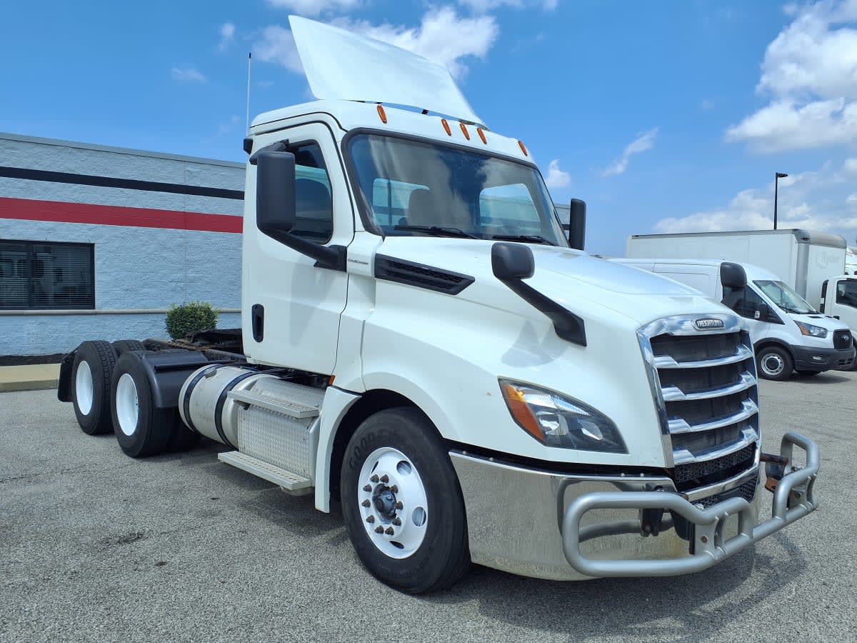 2019 Freightliner Cascadia in Cleveland, OH — photo 3