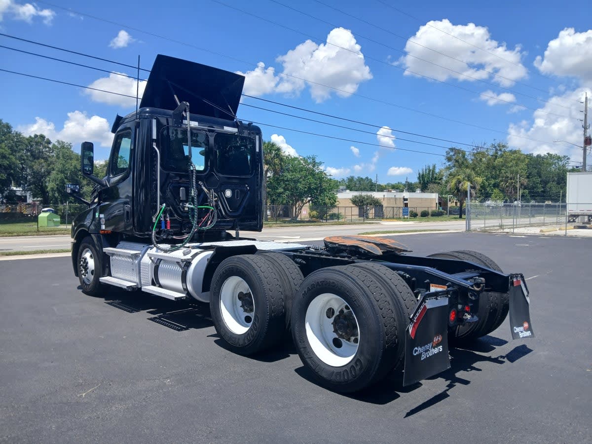 2020 Freightliner Cascadia in Jacksonville, FL — photo 6