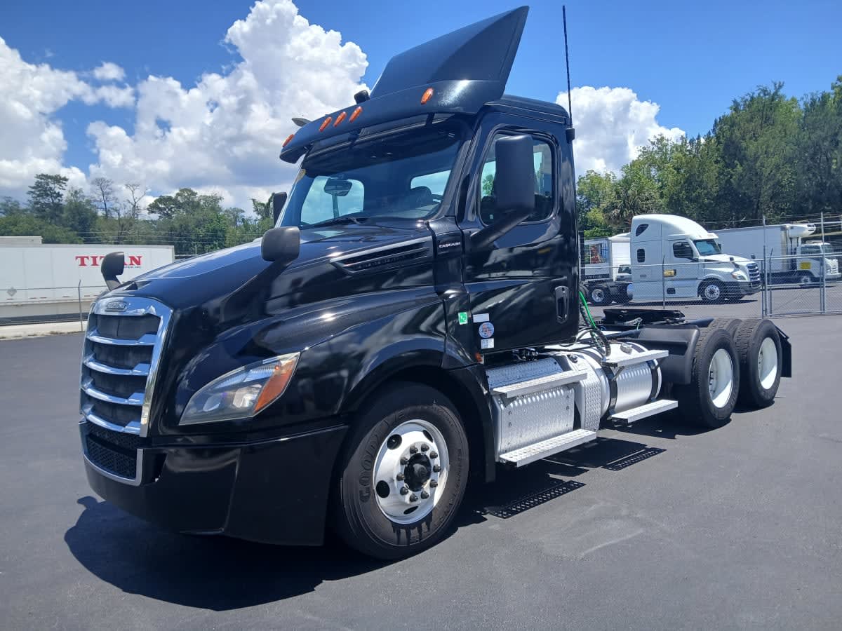 2020 Freightliner Cascadia in Jacksonville, FL — photo 3