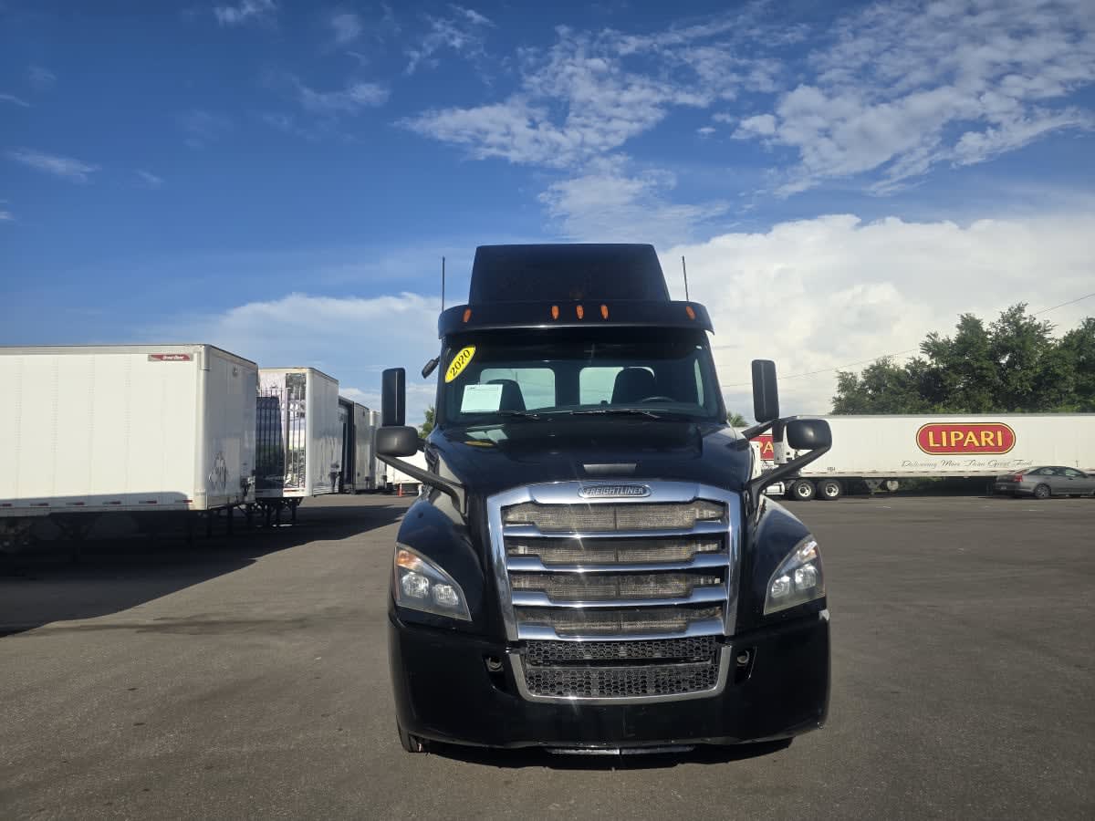 2020 Freightliner Cascadia in Tampa, FL — photo 2