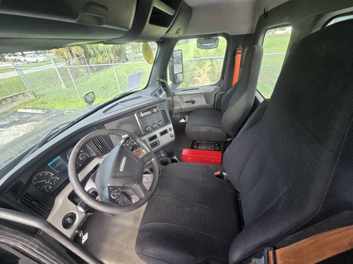 2020 Freightliner Cascadia in Tampa, FL — photo 7
