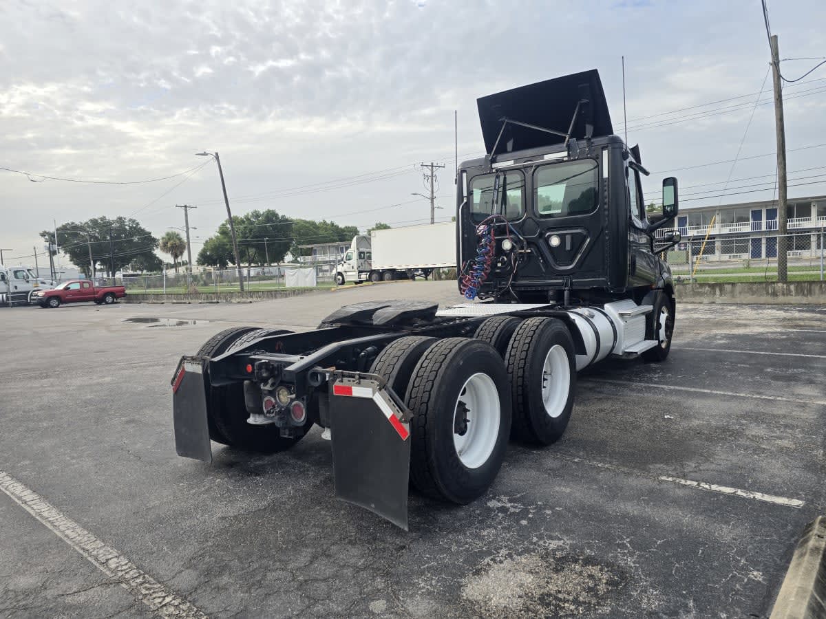 2020 Freightliner Cascadia in Tampa, FL — photo 6
