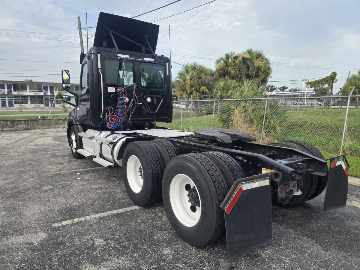 2020 Freightliner Cascadia in Tampa, FL — photo 4