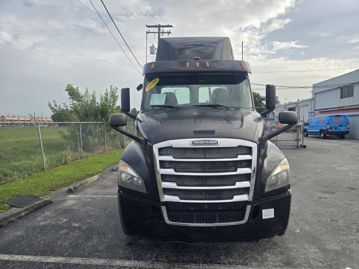 2020 Freightliner Cascadia in Tampa, FL — photo 2